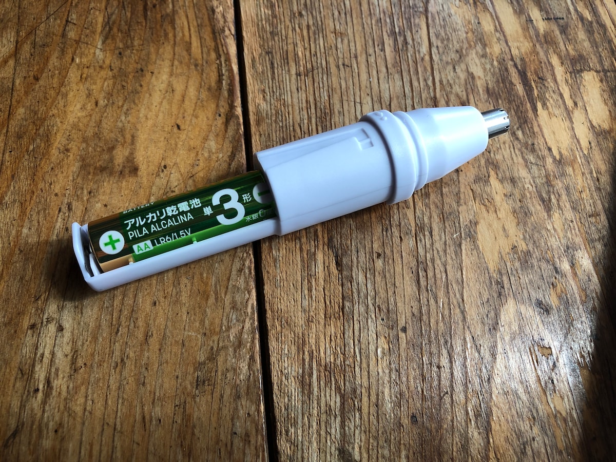 ダイソーの鼻毛カッター「電動ノーズシェーバー」に単三電池をセット
