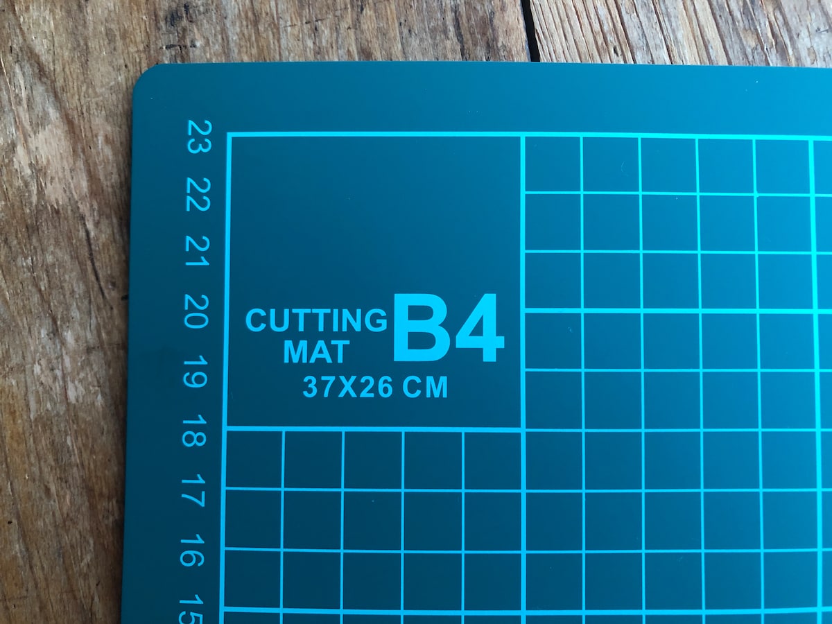 ダイソーの「マット B4」のサイズは37cm×26cm