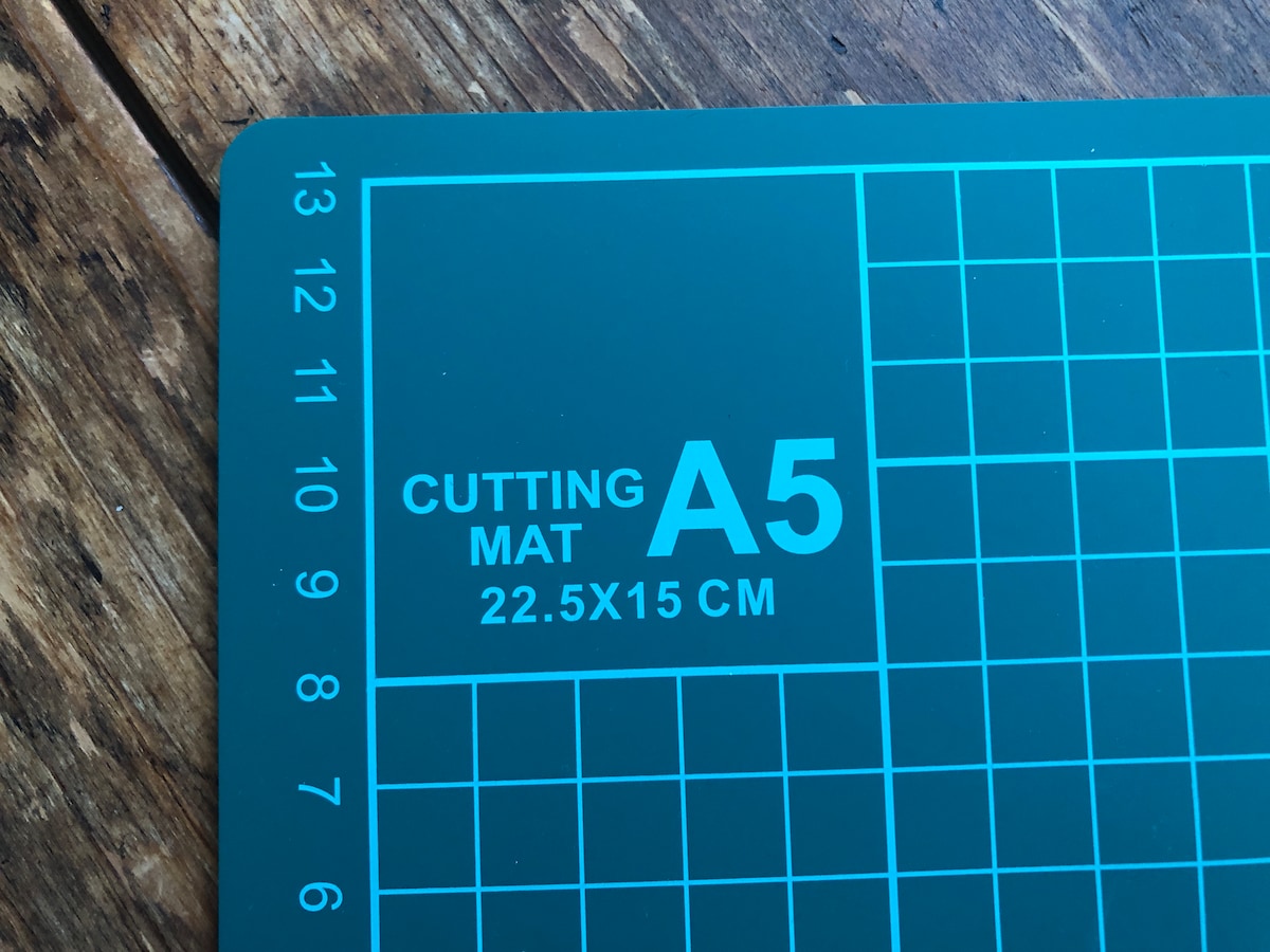 ダイソーの「カッターマット」のサイズは22.5cm×15cm