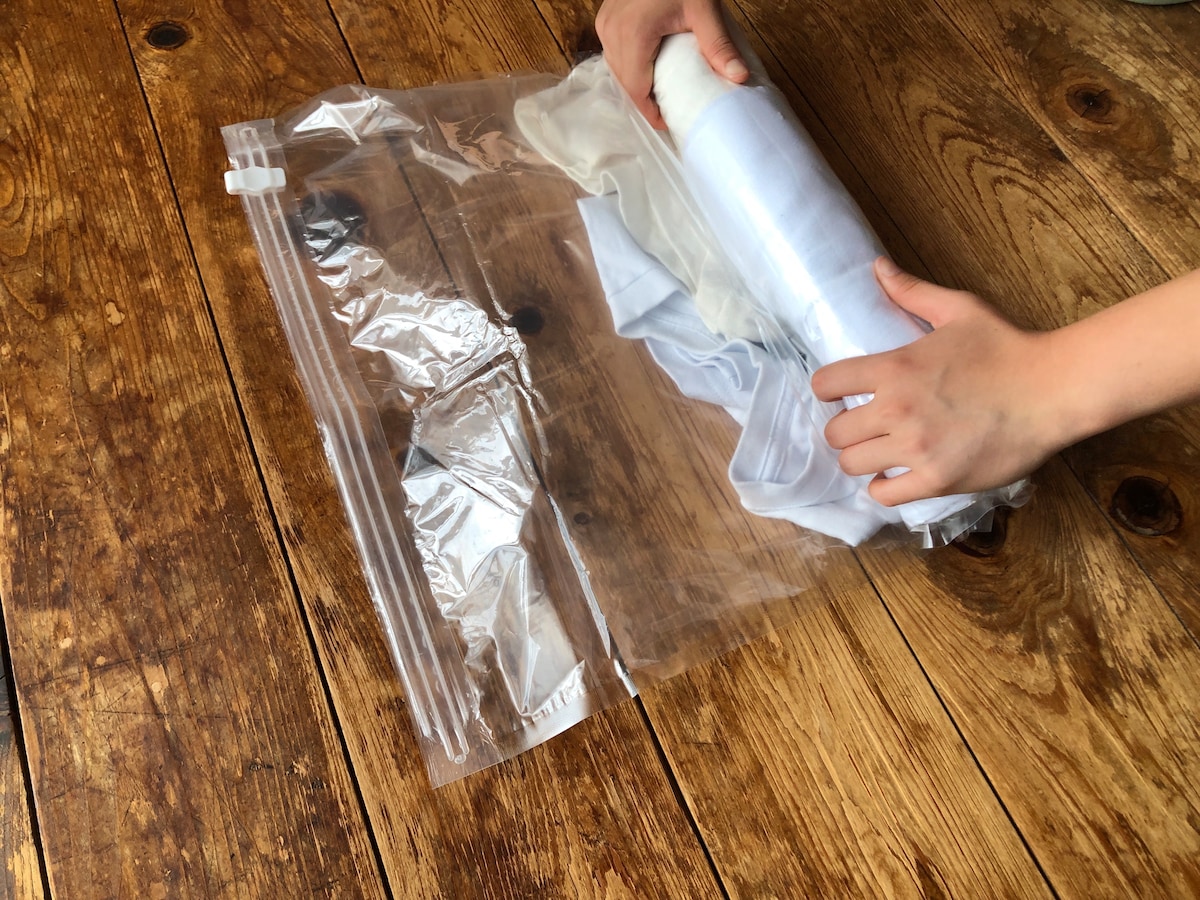 キャンドゥの「トラベル用圧縮袋」はチャックの方向に丸めていく