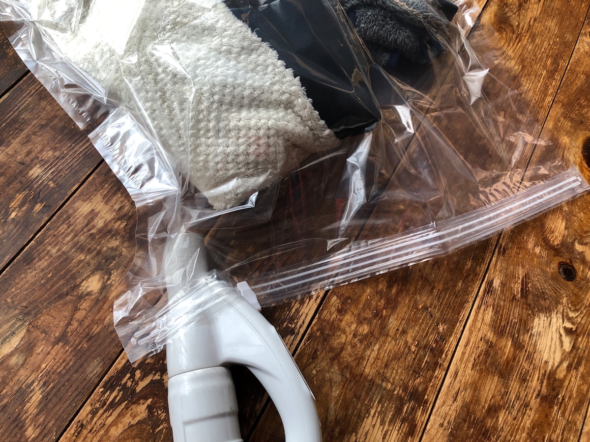 掃除機を入れて空気を吸い込む