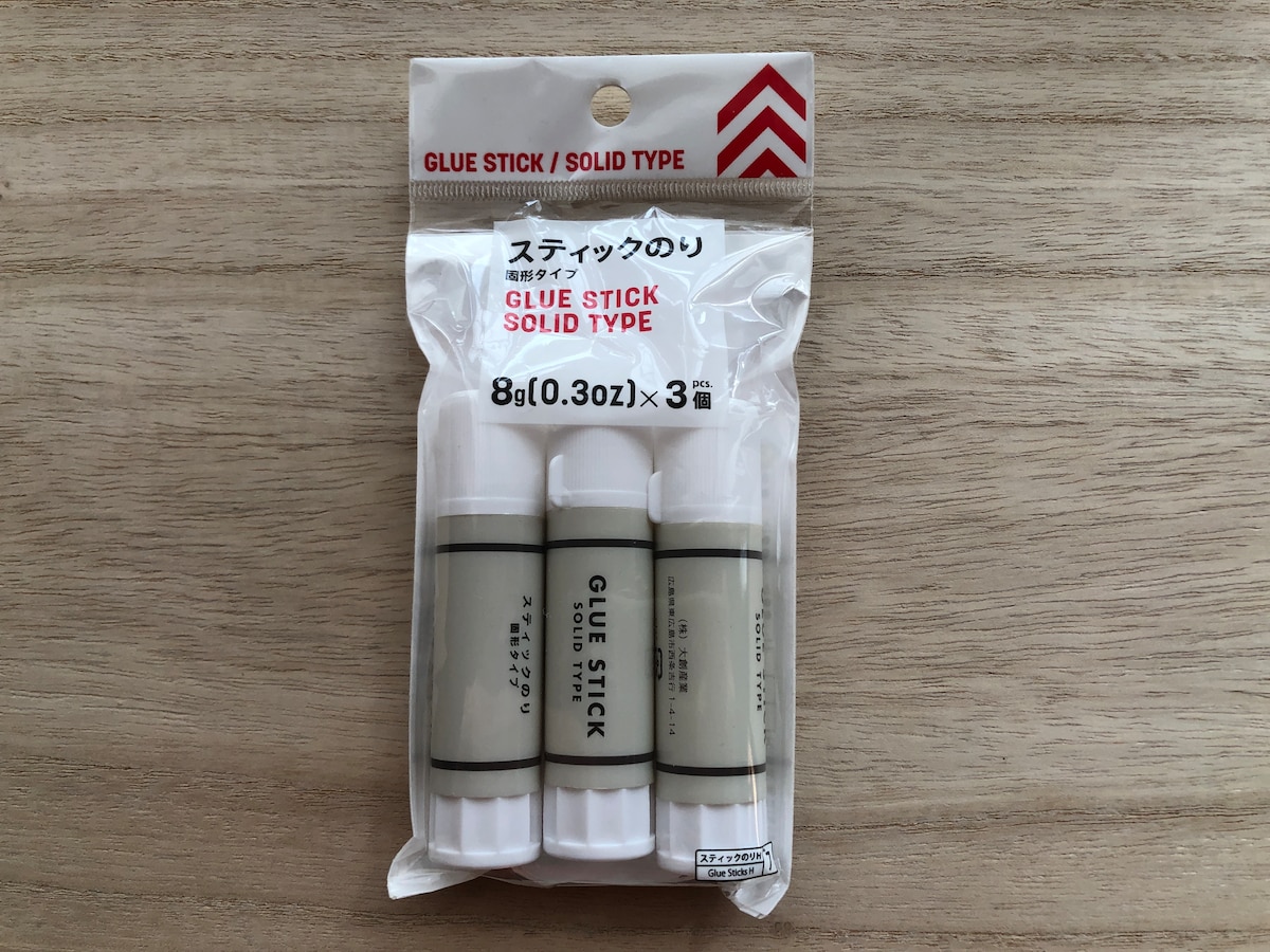 ダイソーの「スティックのり」