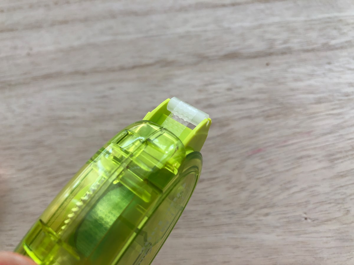 ダイソーの「テープのり」は適切な量ののりが使える
