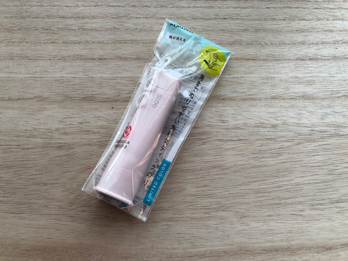 ダイソーで売っている「グルースティックのり」