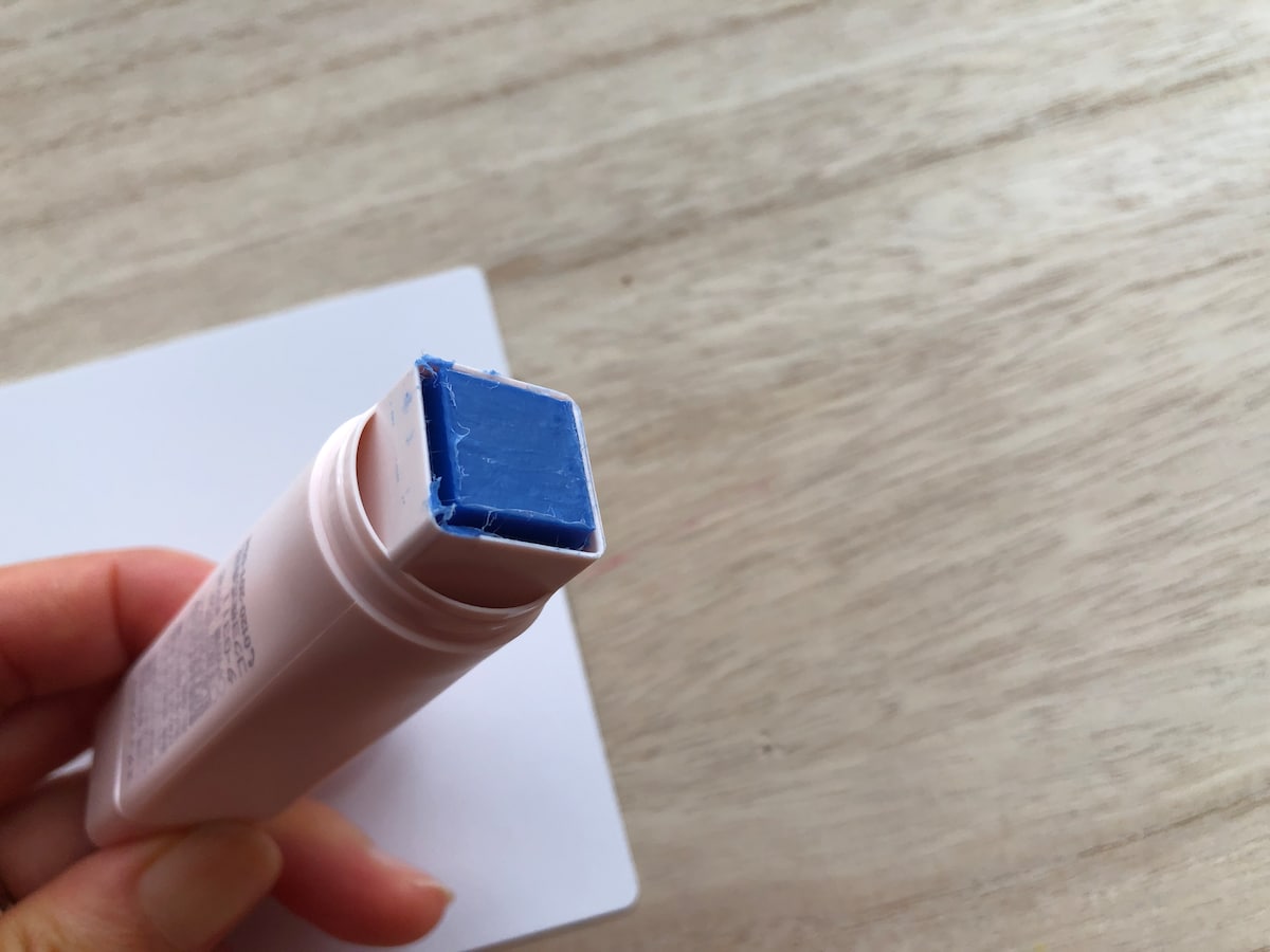 ダイソーで売っている「グルースティックのり」は四角の形をしている