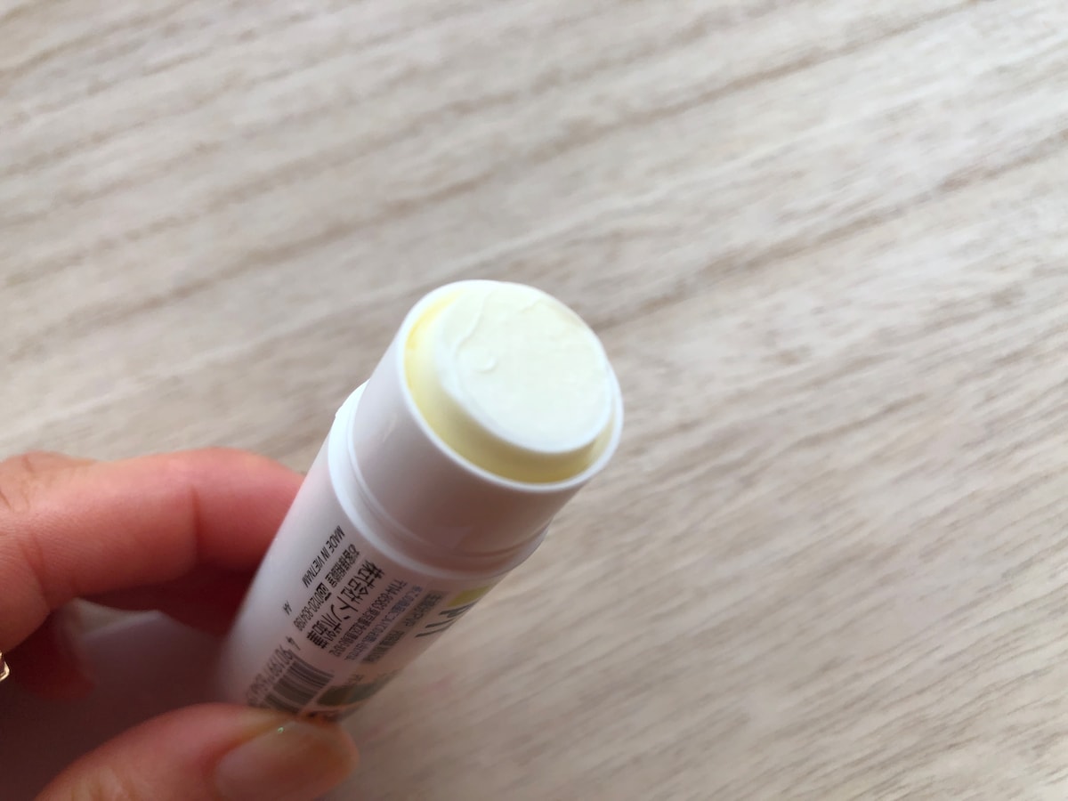 ダイソーで売っている「スティックのり」は薄い黄色をしているが、紙に色はつかない