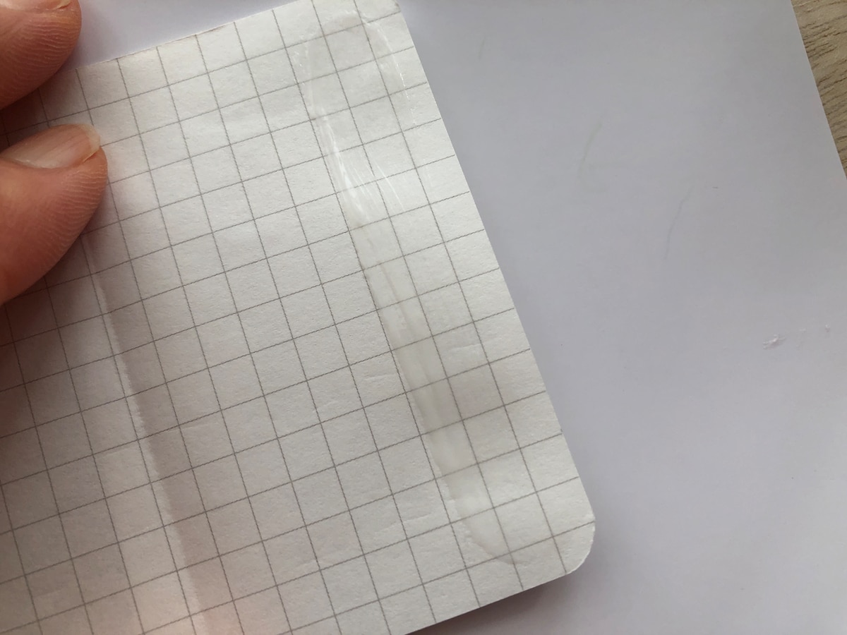 ダイソーの「しわになりにくい液状のり」を紙につけてみる