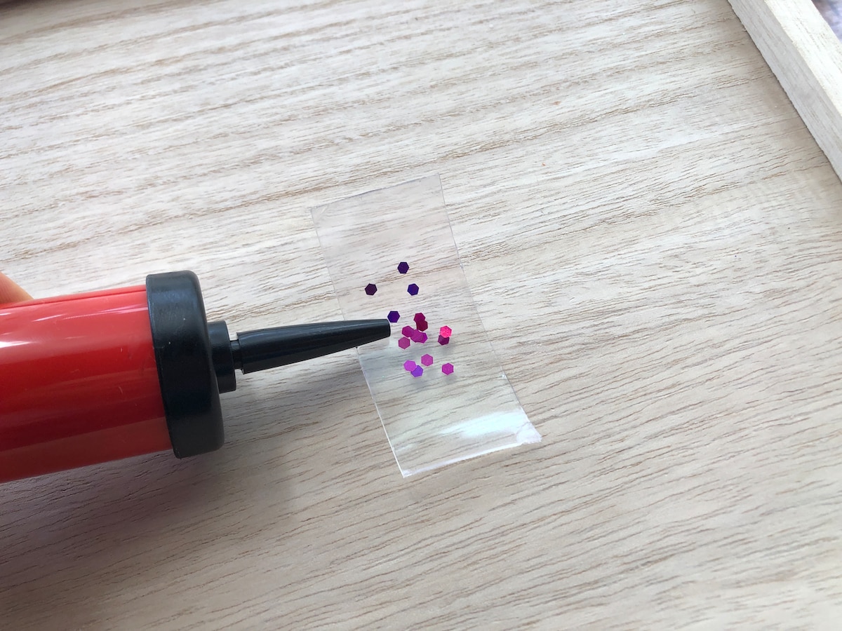 ダイソーの「テープ風船」のテープをカットして、粘着剤がついている方に付属のパーツを乗せる