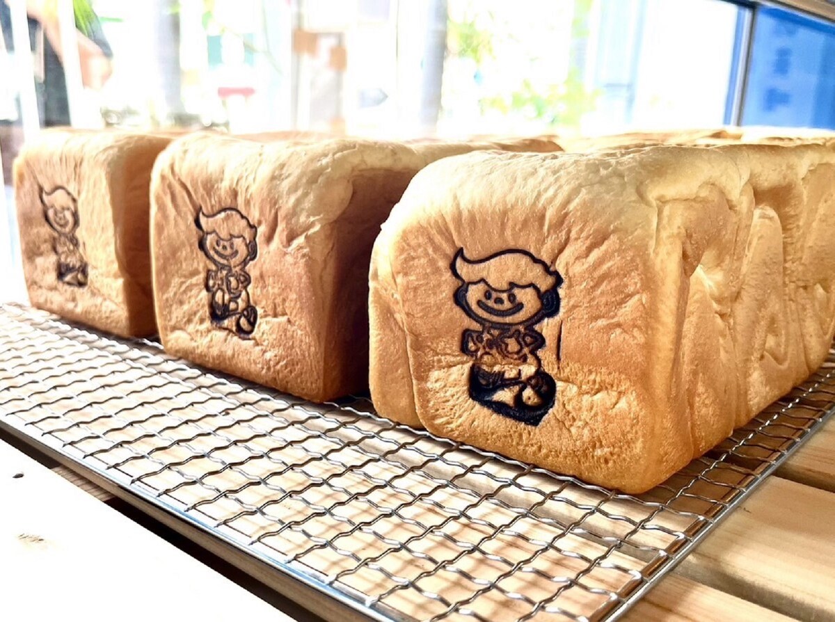石垣島の牛乳を練りこんだ「みるく食パン」にもゲンキくん!