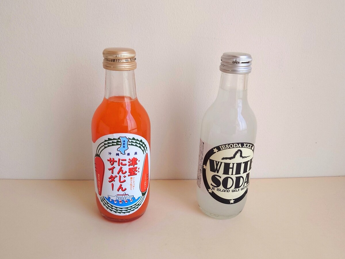 津堅にんじんサイダーは432円で、イエソーダ WHITE SODAは297円で「わしたショップ国際通り店」にて購入