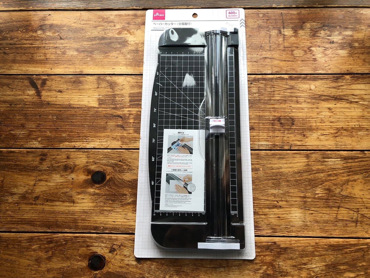 ダイソーの「ペーパーカッター（分度器付）」