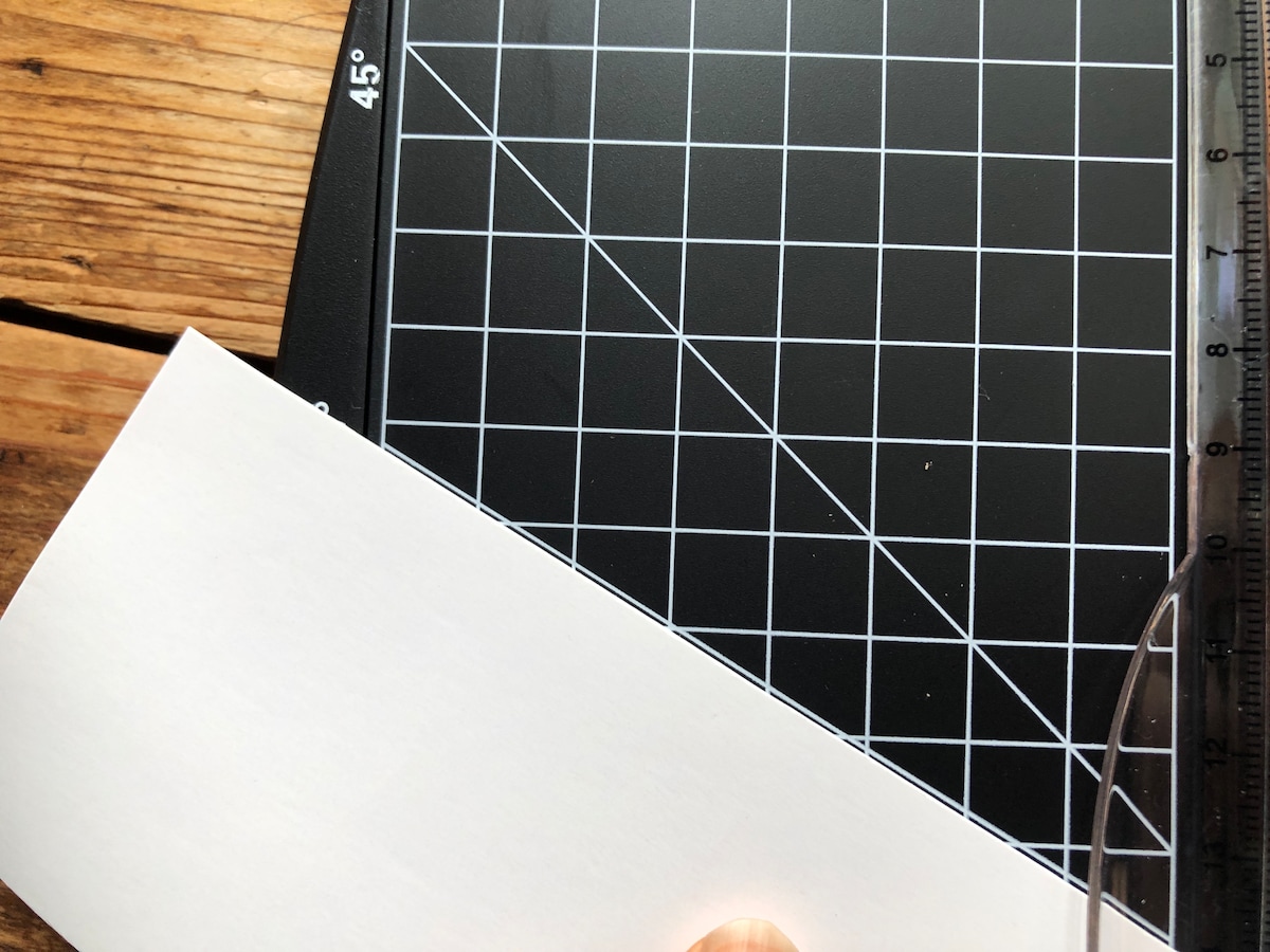 ダイソーの「ペーパーカッター（分度器付）」の60度に合わせて紙をカットする