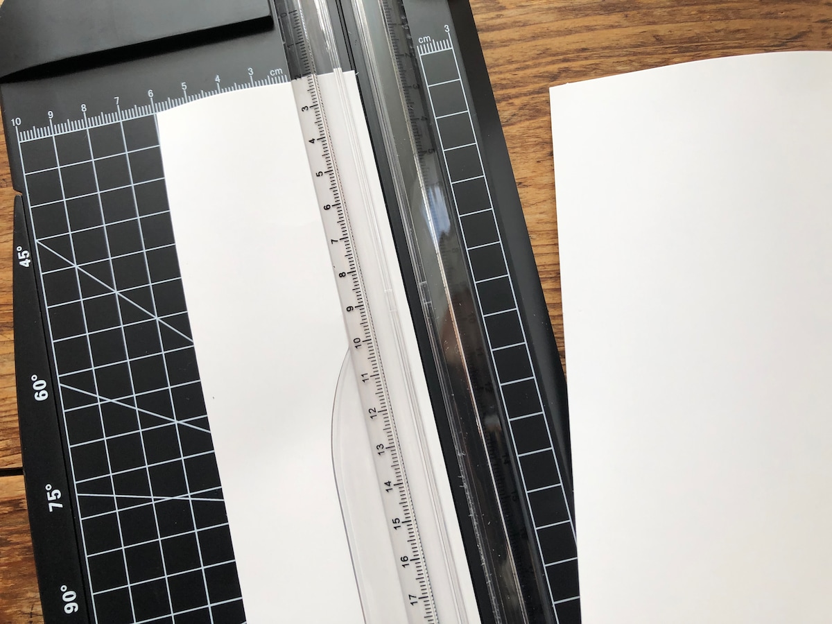 ダイソーの「ペーパーカッター（分度器付）」は紙をまっすぐ切ることもできる