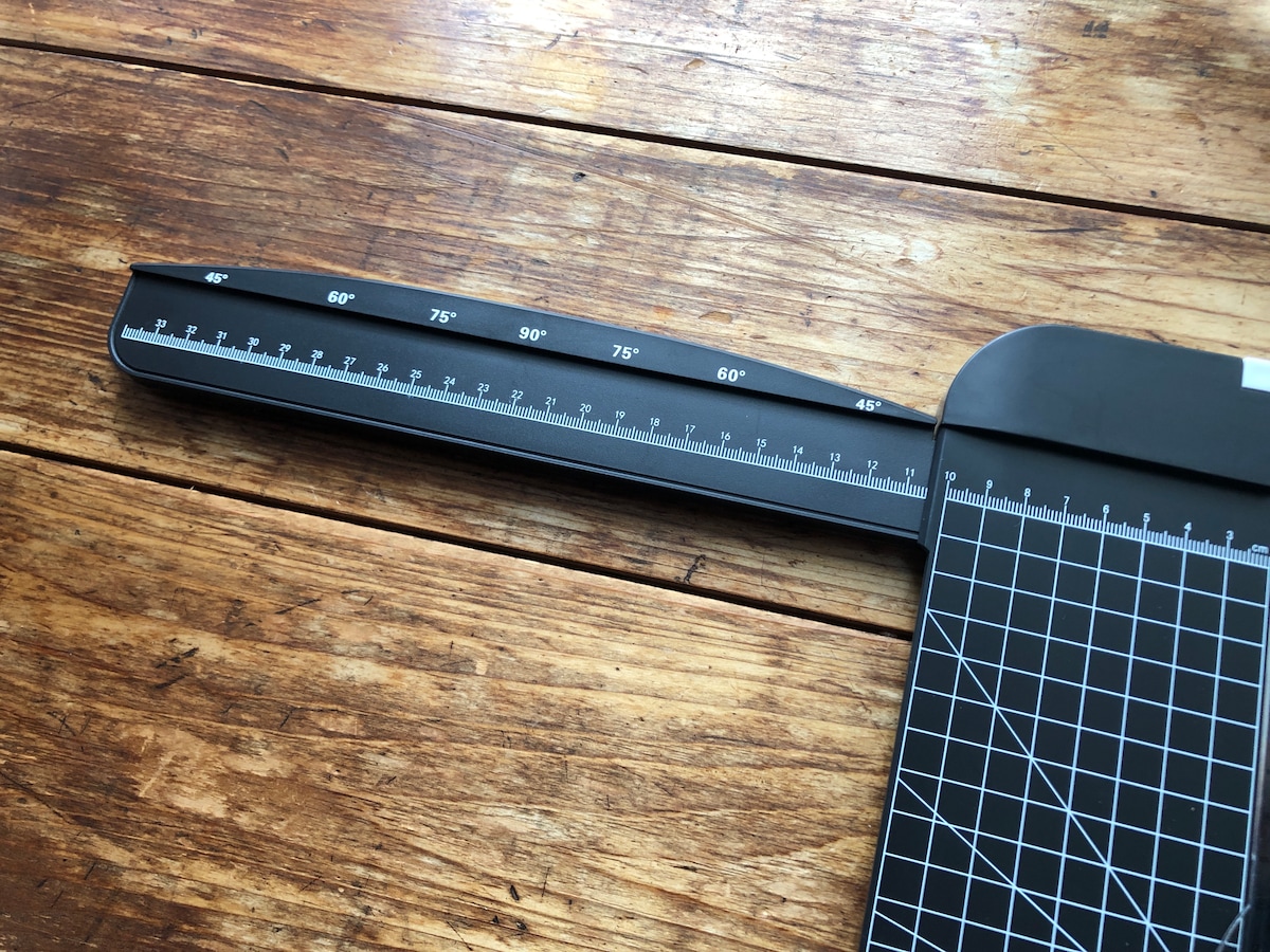ダイソーの「ペーパーカッター（分度器付）」の延長目盛りバー
