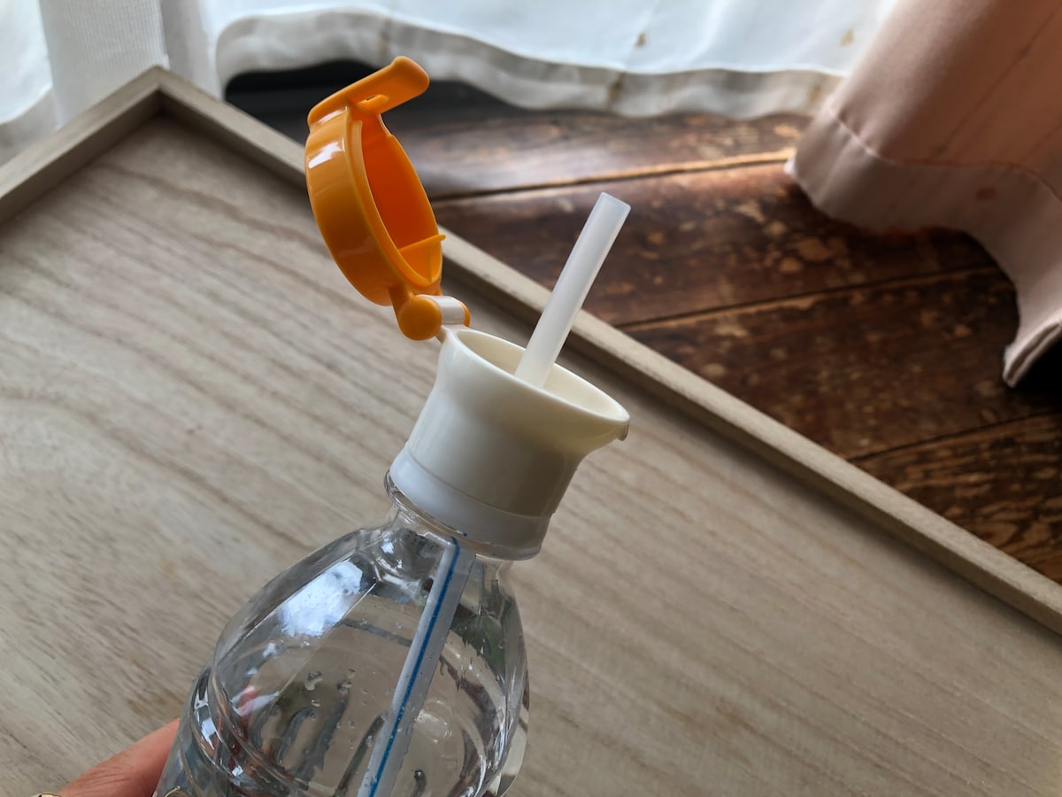 ダイソーの「ペットボトルキャップ シリコーンストロータイプ」のストローは柔らかい
