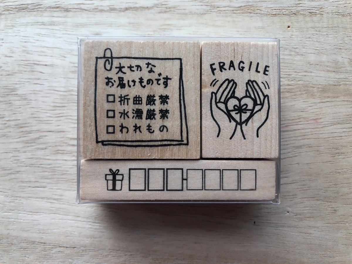 宅配などで荷物を送る際に使えるセリアの「ラバースタンプ」