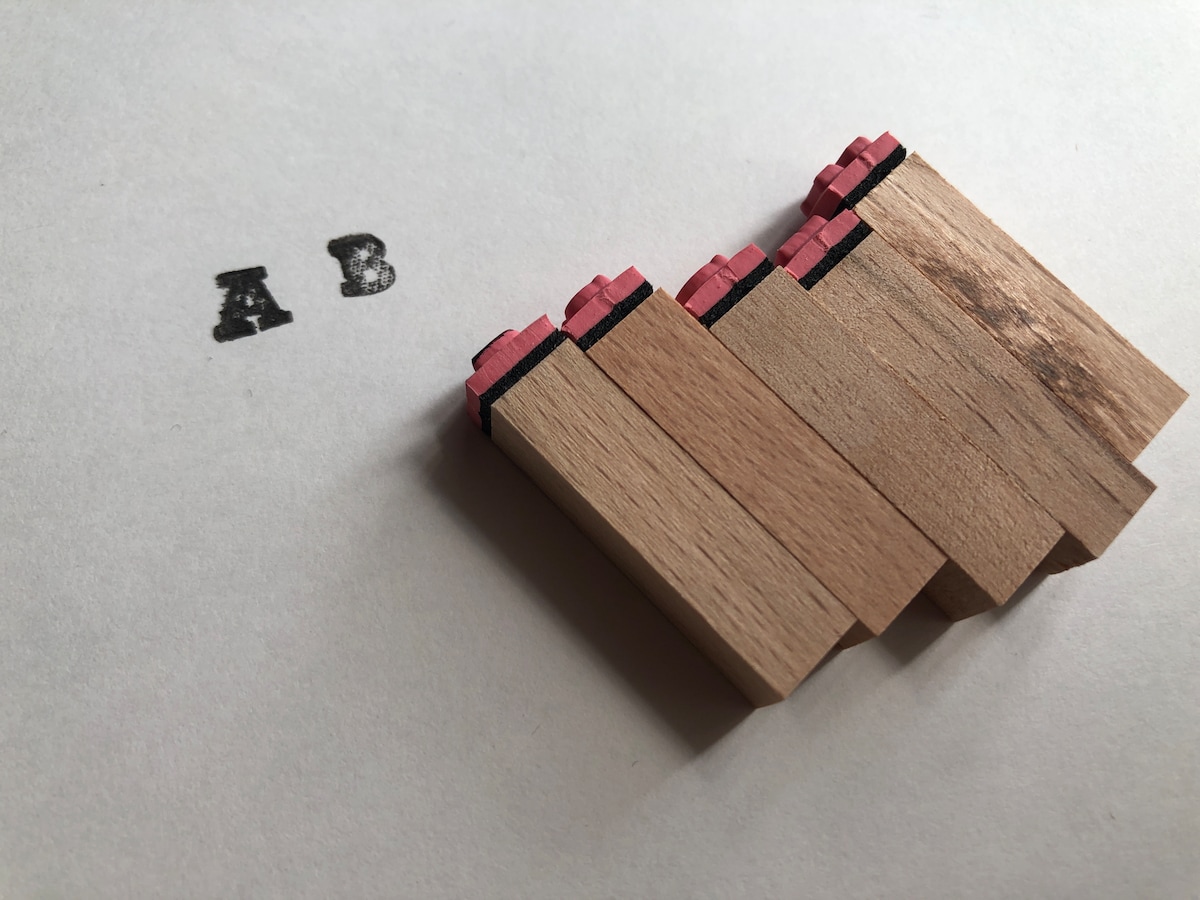 セリアの「アルファベットスタンプ　大文字」はスタンプがバラバラになる