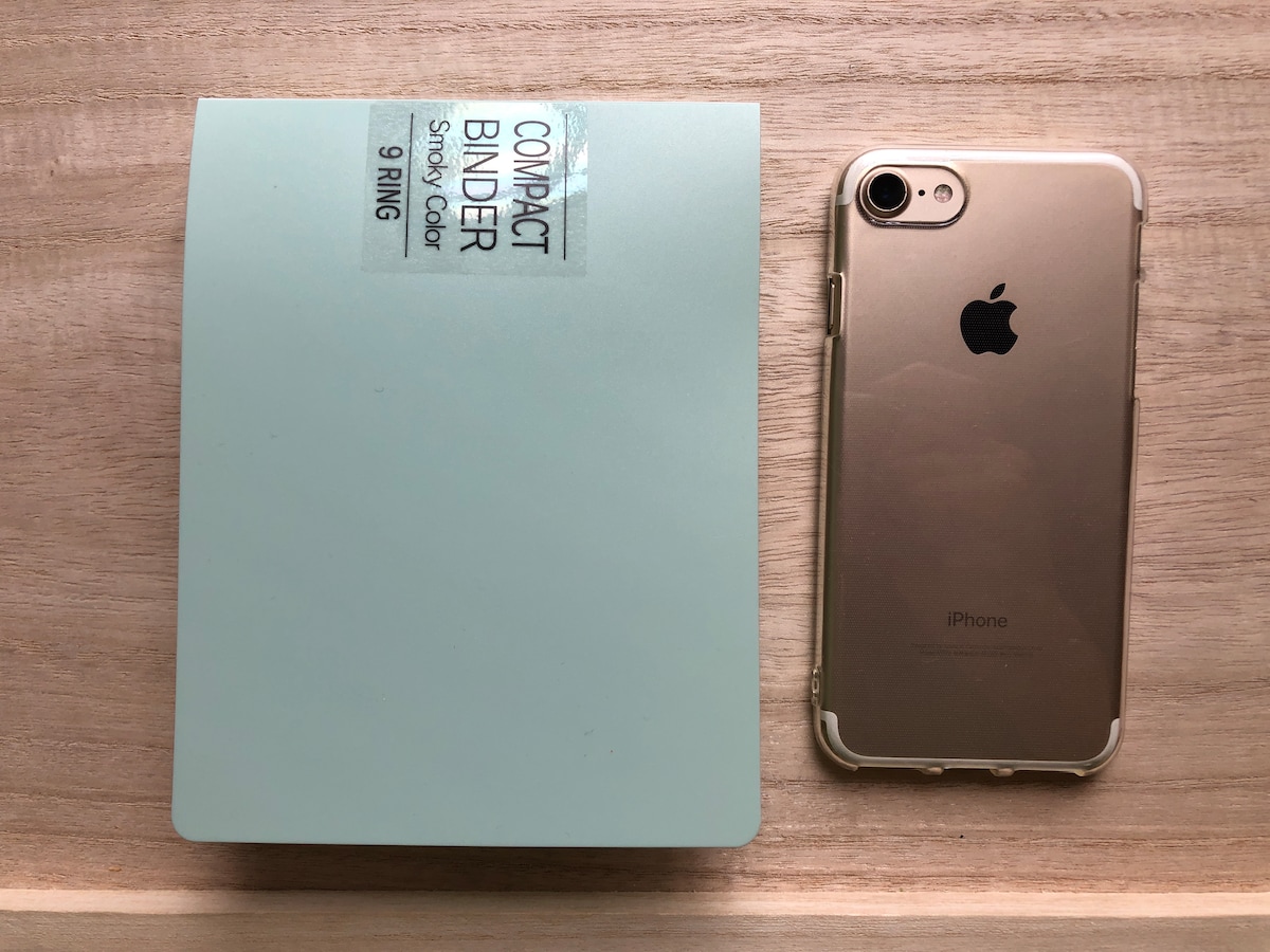 ダイソーの「コンパクトバインダー」とiPhone8の大きさを比較