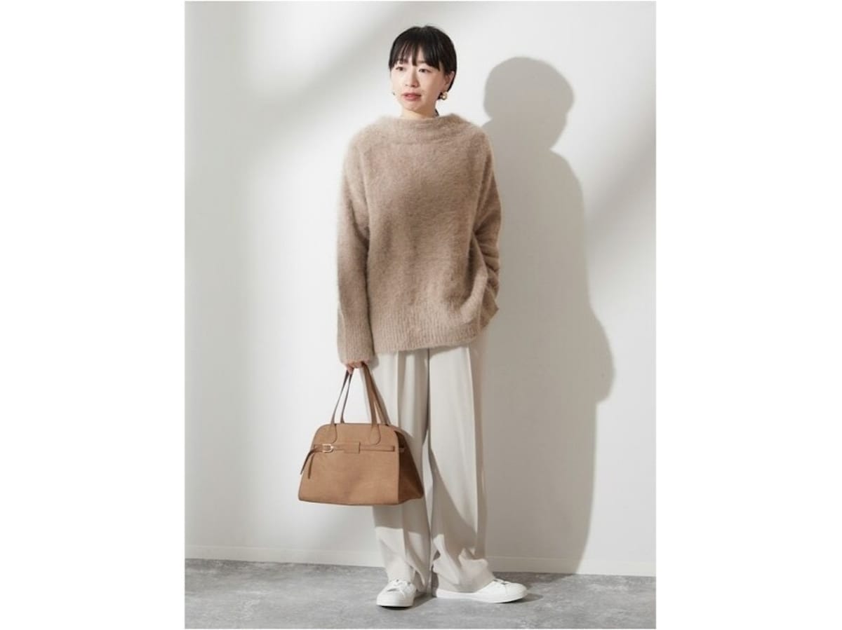 トレンドのタック入りワイドパンツはホワイト系でもすっきりはけるのがメリット　出典：WEAR