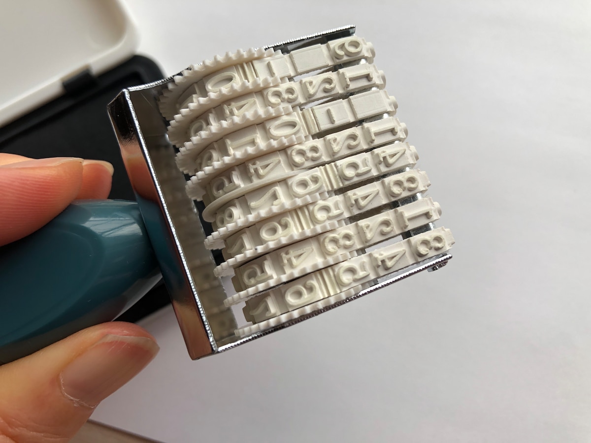 ダイソーの「ダイヤル式オフィススタンプ」はダイヤルを回すだけで文字や数字を変えられる