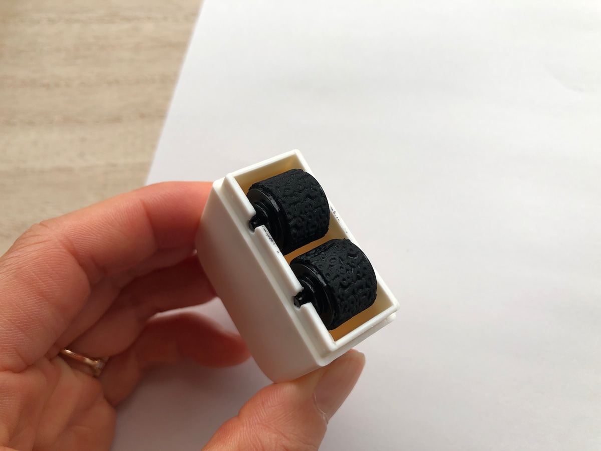 ダイソーの「個人情報保護用スタンプ」はローラーが2つ