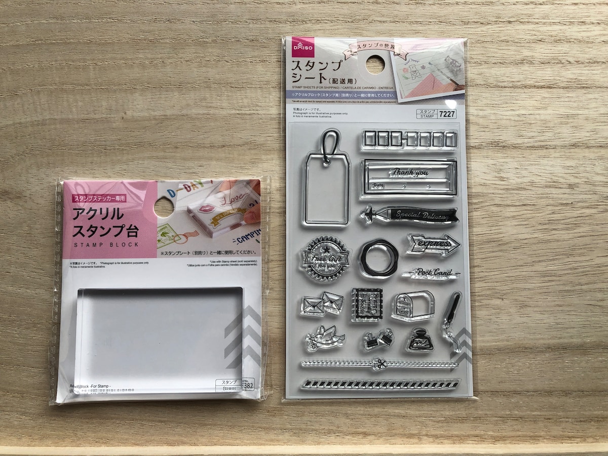 ダイソーの「アクリルスタンプ台」（左）、「スタンプシート」（右）