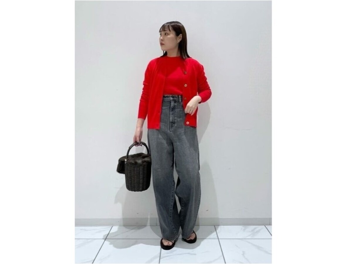 トレンドの赤は、ベーシックなデニムと相性抜群！　出典：WEAR