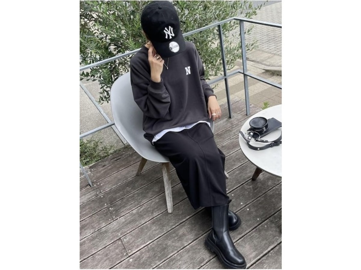 キャップを取り入れたモノトーンコーデもスカートで大人仕様に　出典：WEAR
