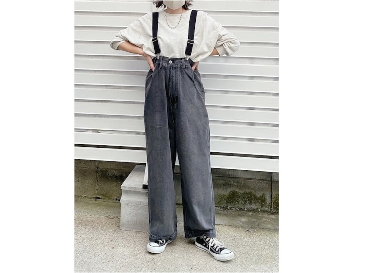 グレーの太めデニムはそれだけでコーデの主役に　出典：WEAR