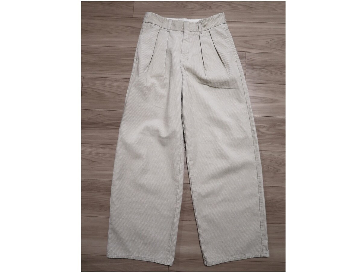 ジーユー　コーデュロイワイドパンツ　2990円（税込）※定価