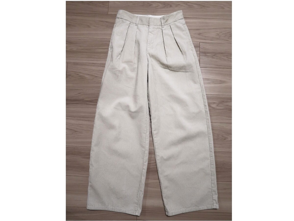 ジーユー　コーデュロイワイドパンツ　2990円（税込）※定価