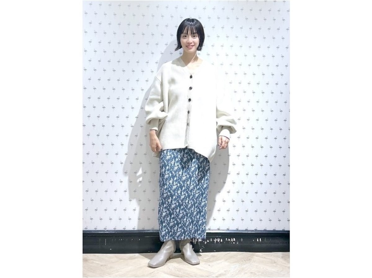 白っぽいアイボリーは足もとに抜け感を出してくれる　出典：WEAR