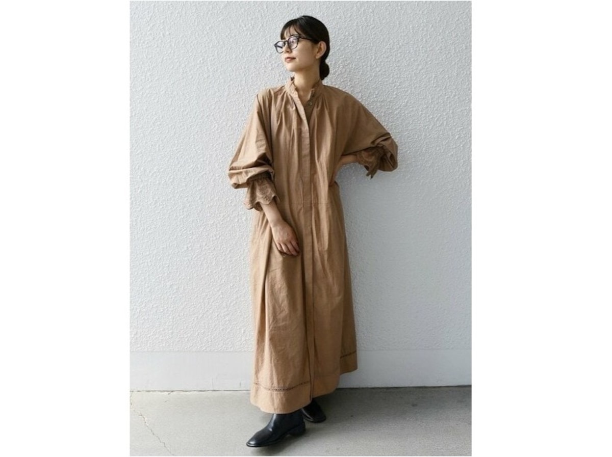 ロングワンピースとショートブーツのシンプルさがおしゃれに　出典：WEAR