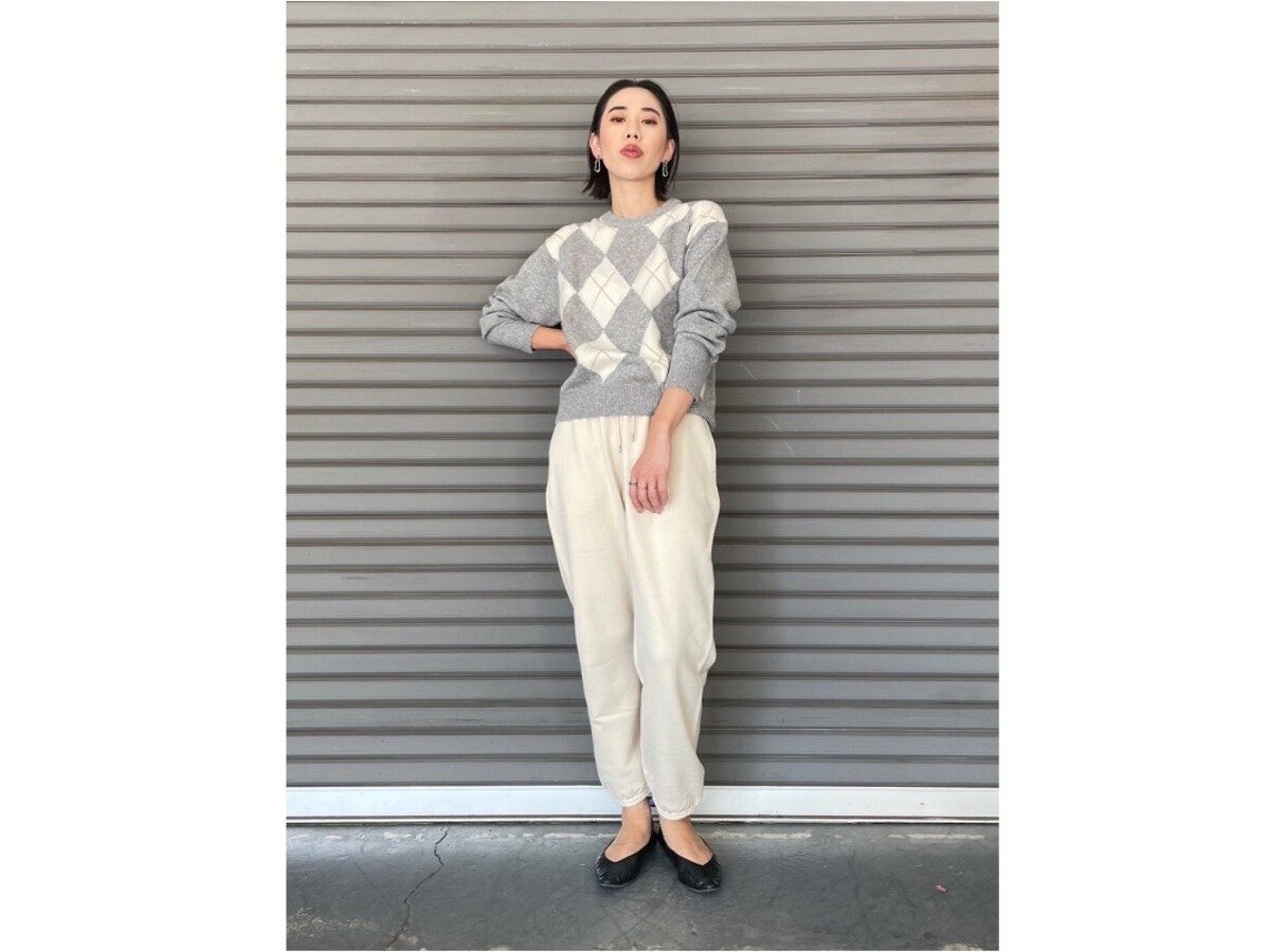 ニットの柄とパンツの色を「白」でリンクしてすっきり　出典：StyleHint