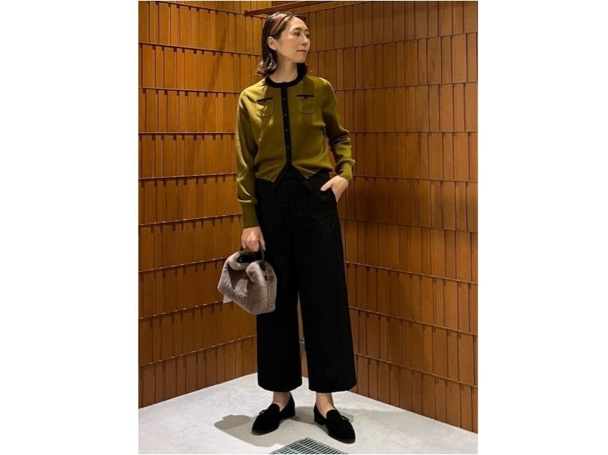 ふわふわとした手触りが可愛いミニサイズのファーバッグは外しアイテムに　出典：WEAR