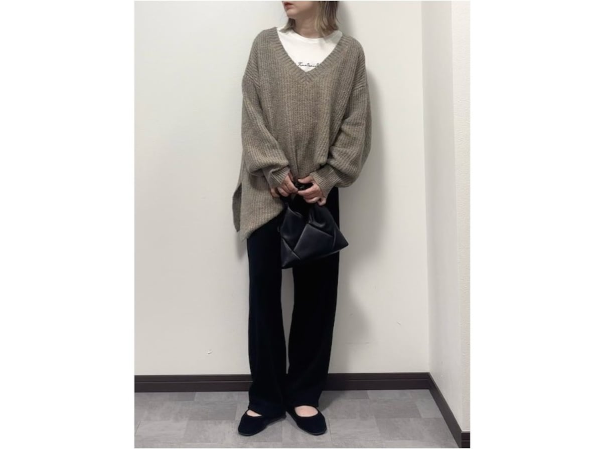 ゆったりニット＆ロングパンツの足もとにバレエシューズで抜け感を　出典：WEAR