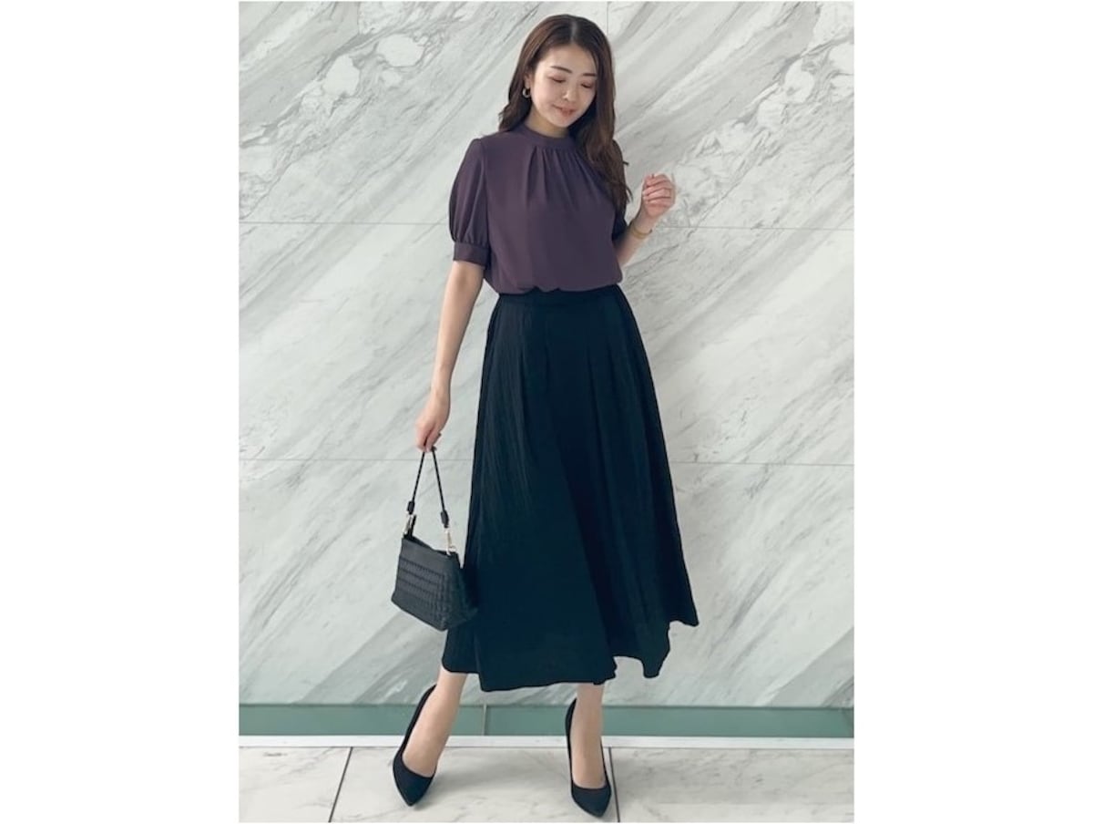 前はそのまま、後ろだけゴムを入れたウエストゴムは見た目もすっきり　出典：WEAR