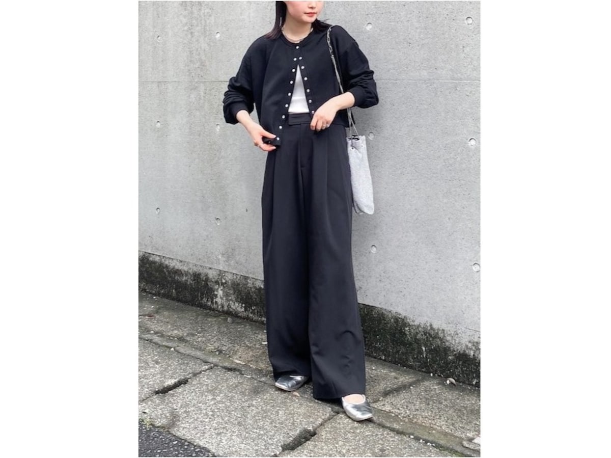 トレンドのタック入りワイドパンツはトップスをコンパクトにまとめて　出典：WEAR
