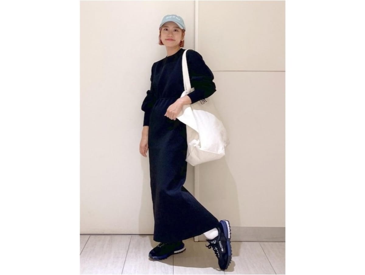 ワンピースをスポーティーな小物でカジュアルダウンして　出典：WEAR