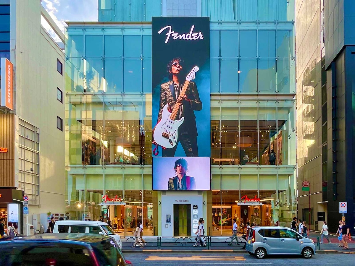 「FENDER FLAGSHIP TOKYO」。ファサードのLEDスクリーンにはミュージシャンや各種プロダクトの動画が映し出される