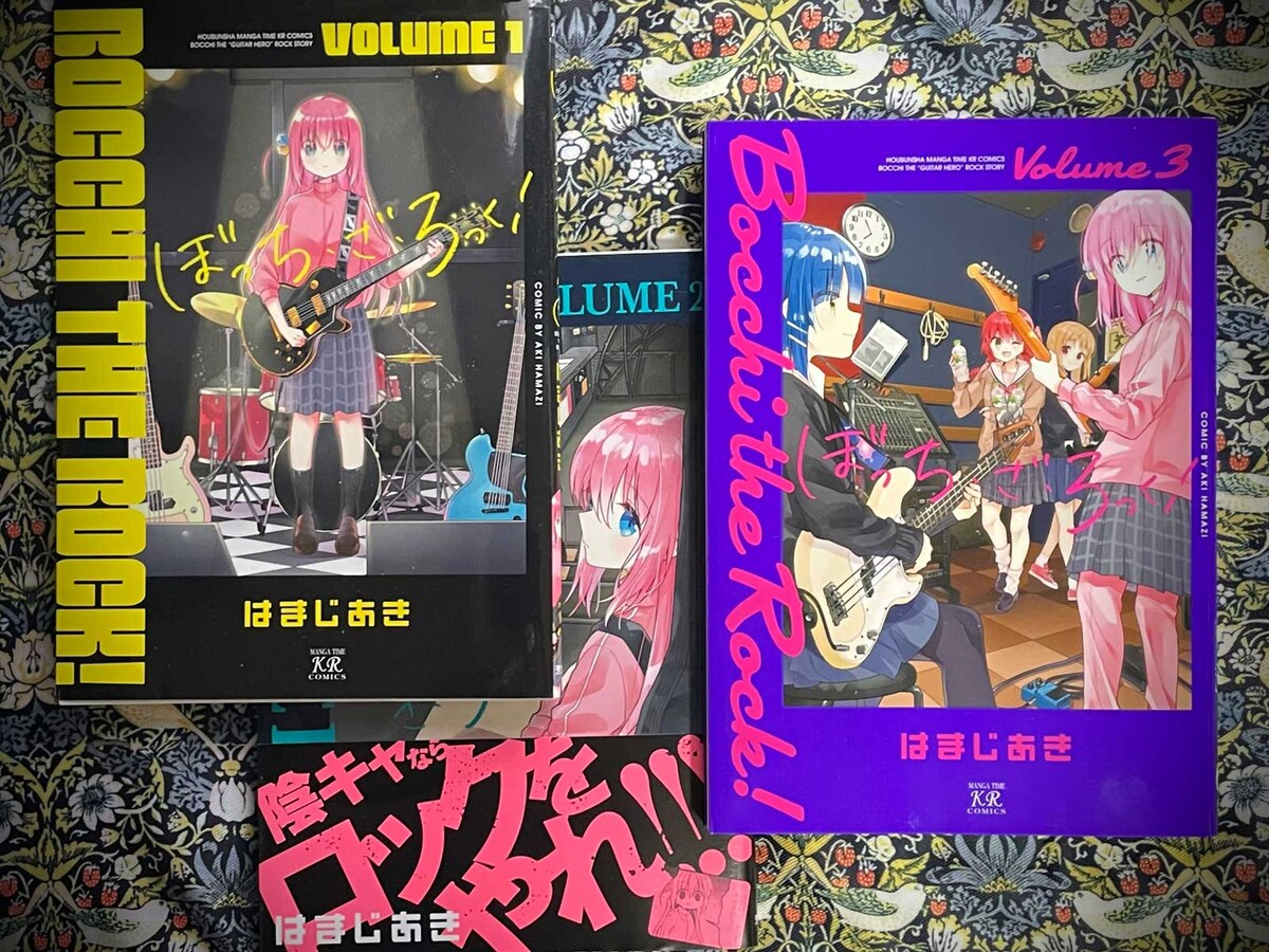 コミック版『ぼっち・ざ・ろっく！』。表紙からギブソン・レスポール・カスタム、ダブルカッタウェイのレスポール・ジュニア、フェンダー・プレシジョンベース、などが確認できる。右の３巻ではヘッド形状からヤマハ・パシフィカを使用していることがわかる