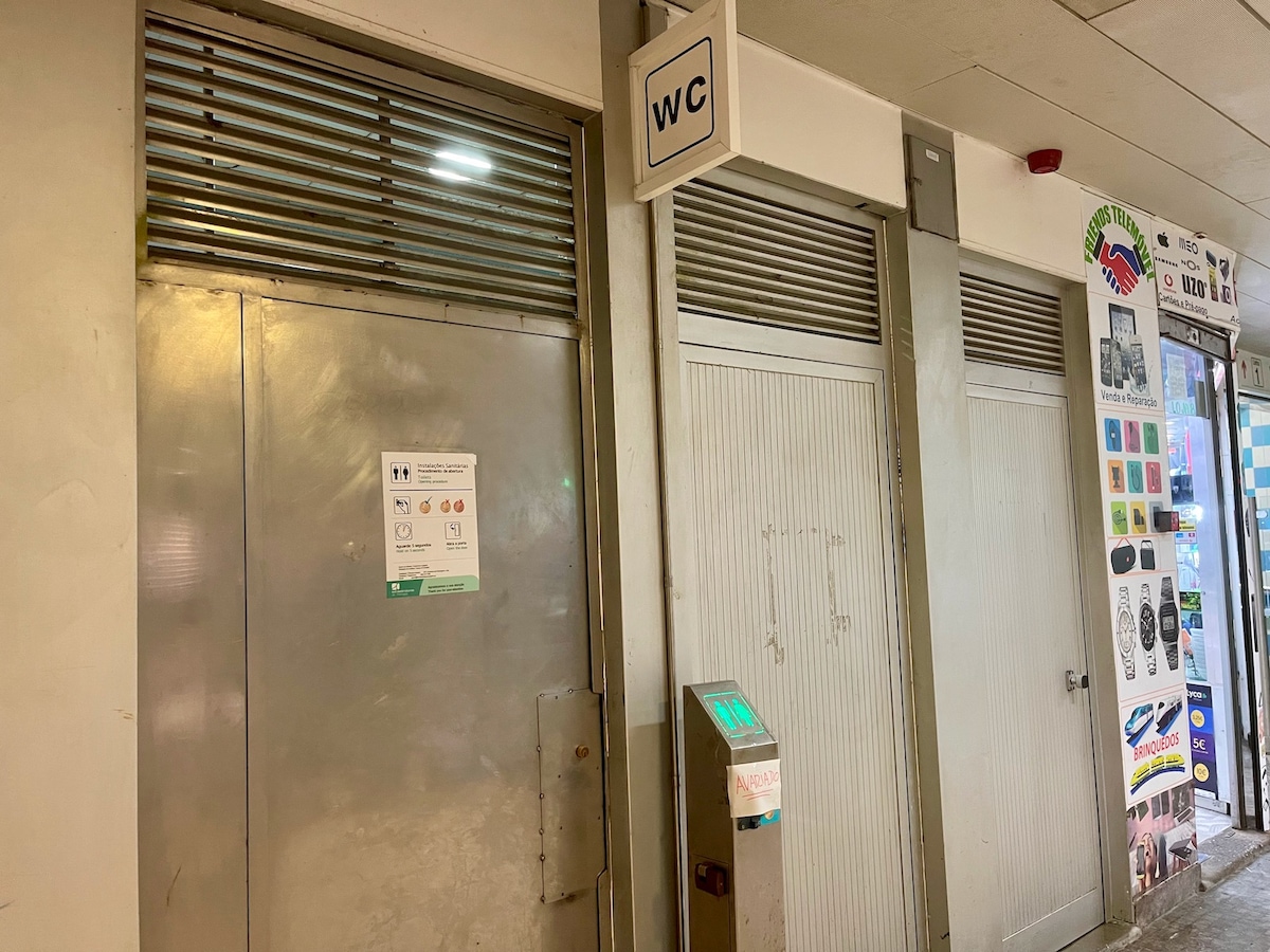 電車の駅のトイレ（故障中）。本来ならドア付近に設置された機械に50セントを投入して使用する