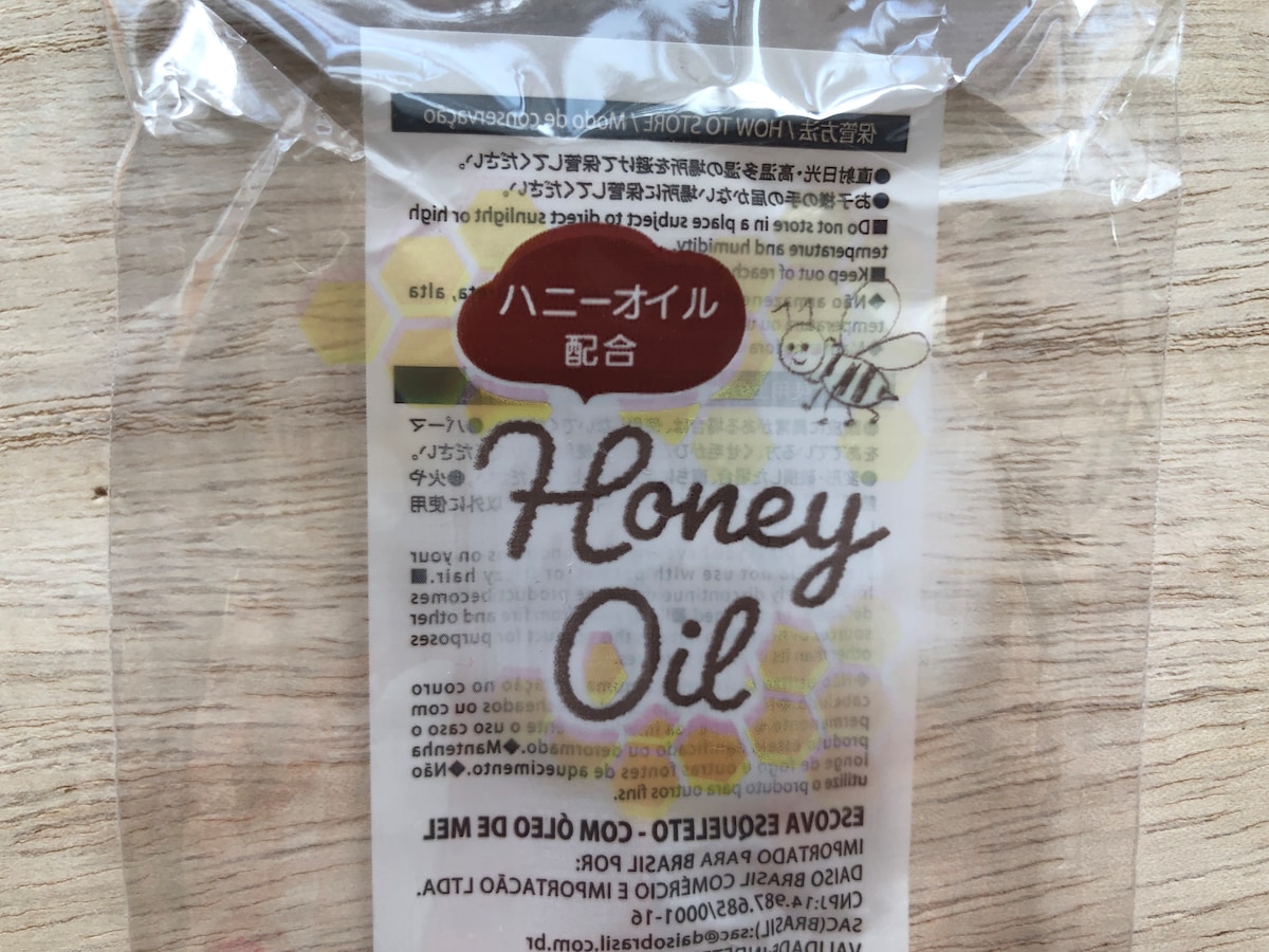 ダイソーの「スケルトンブラシ（ハニーオイル配合）」は髪にもよさそう