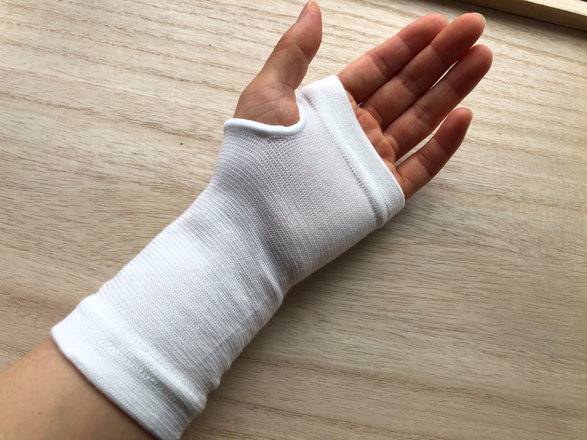 ダイソーの「サポーター　手のひら用」は薄手タイプで手のひらの動きを邪魔しない
