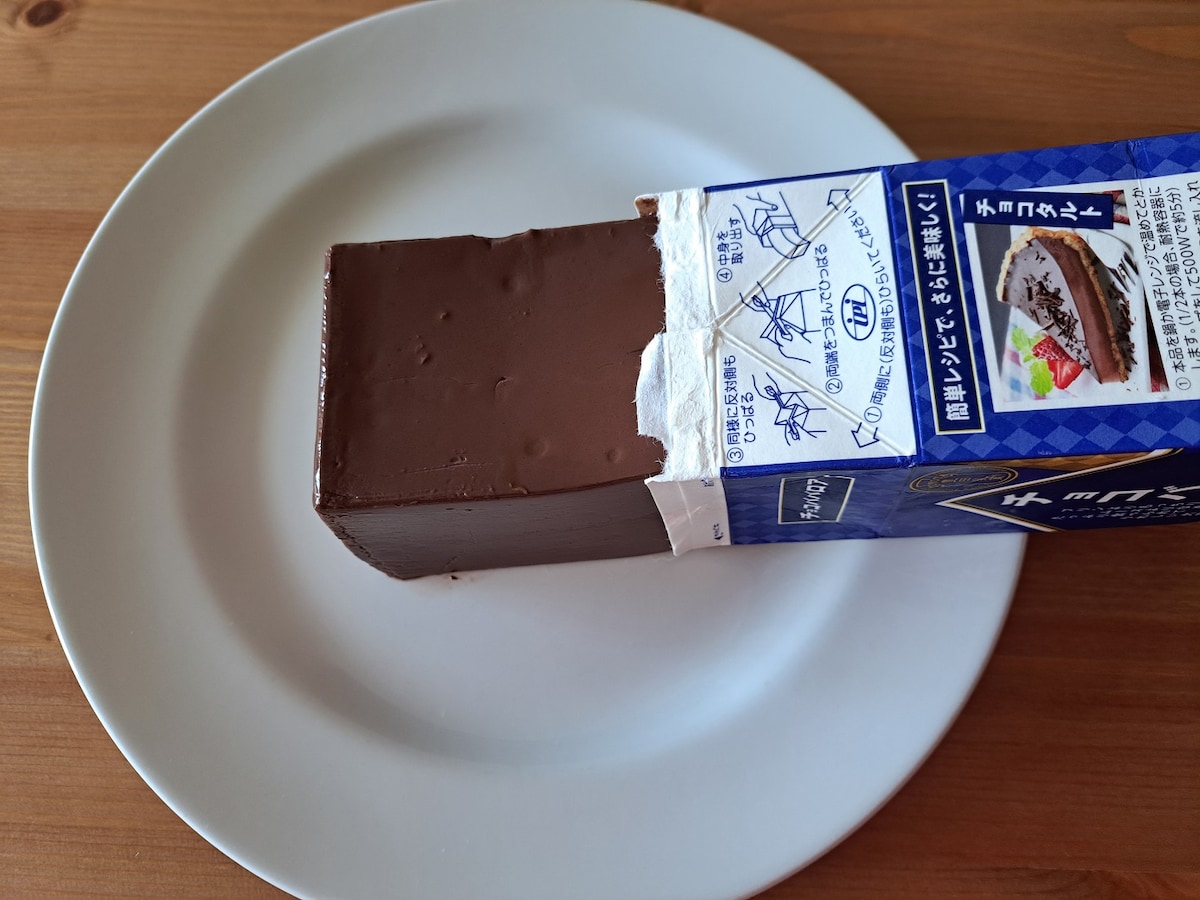 業務スーパーの「チョコババロア」は開け方簡単！ するりと出てくる