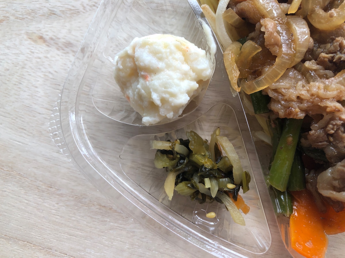 ほっともっとの「カルビ焼肉弁当」には、ポテトサラダと漬物もついている
