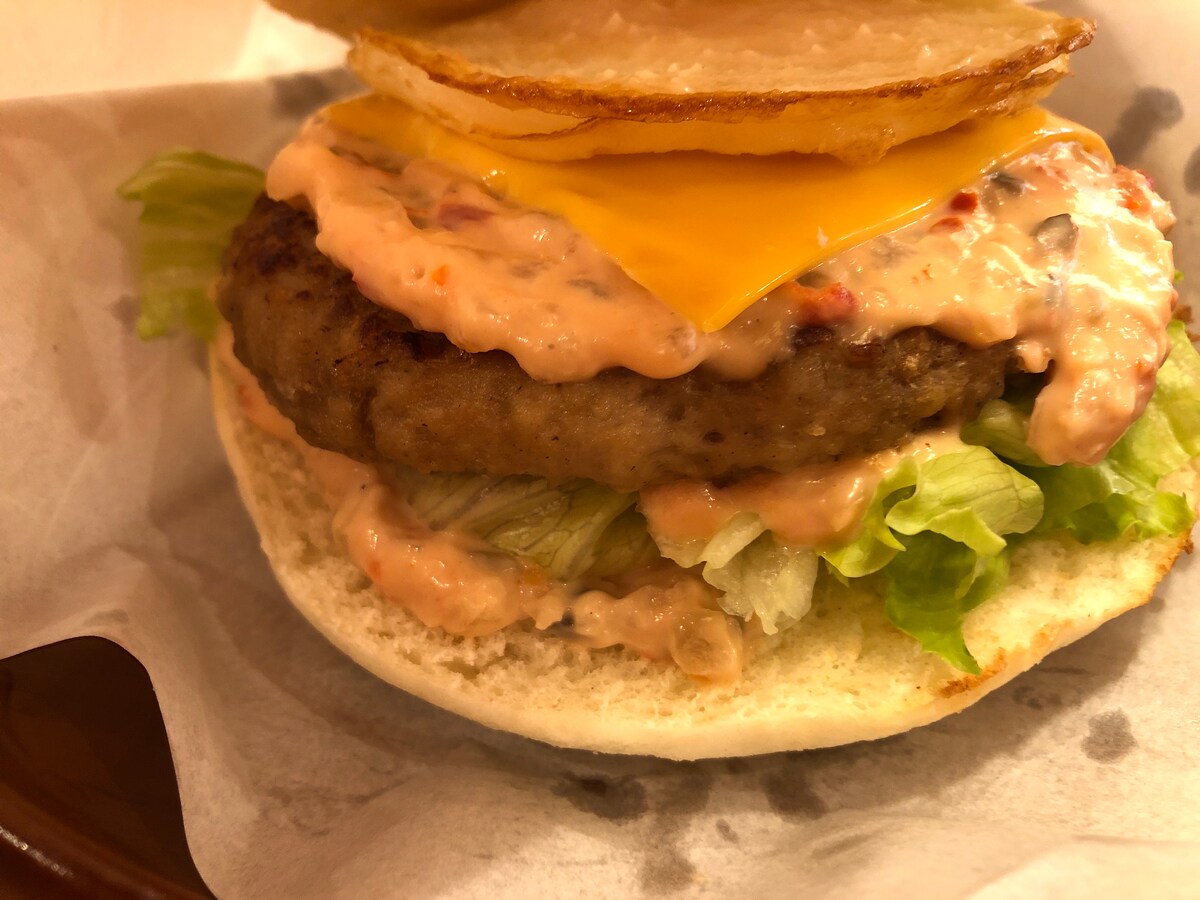 コメダ珈琲店の「お月見フルムーンバーガー」は肉厚！ チーズとオーロラソースのような風味のソースも見える