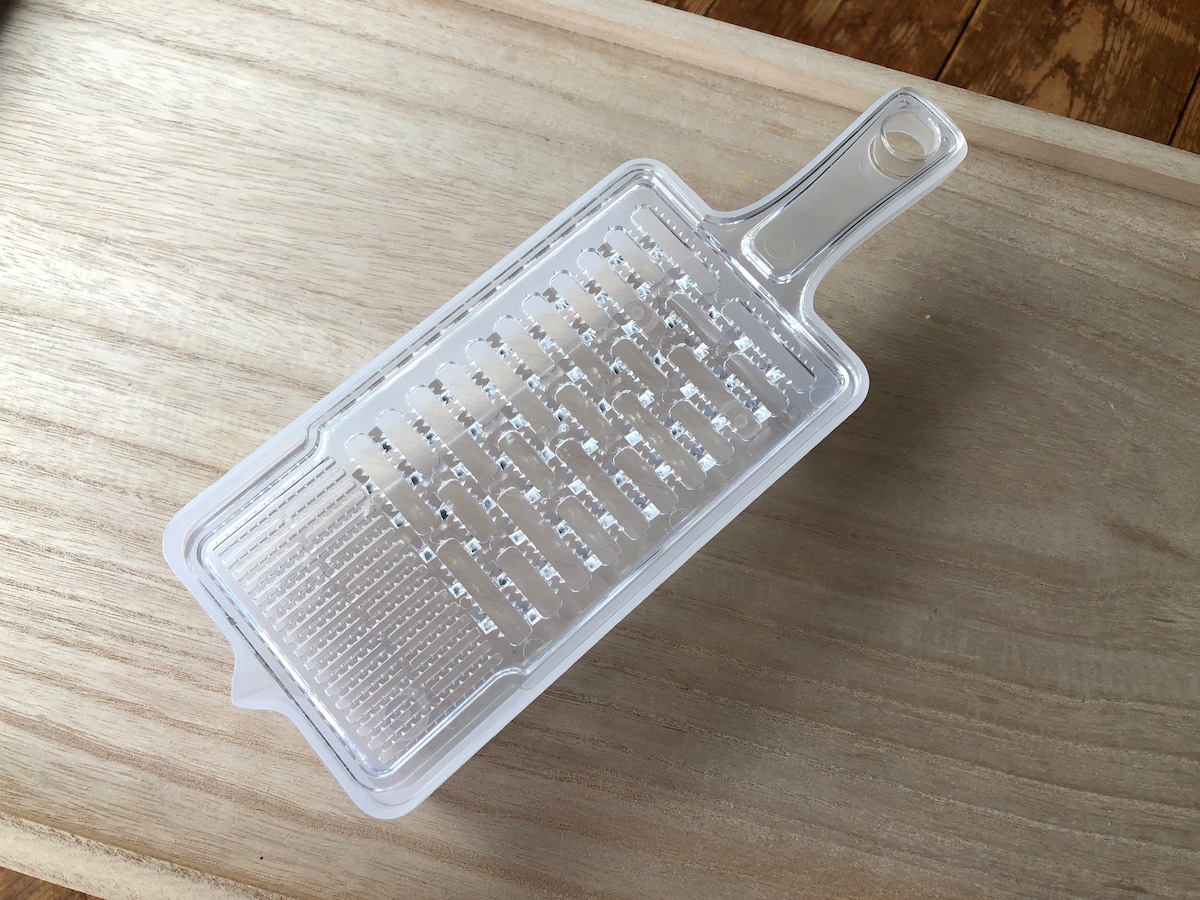 ダイソーの「しぼれるおろし器」
