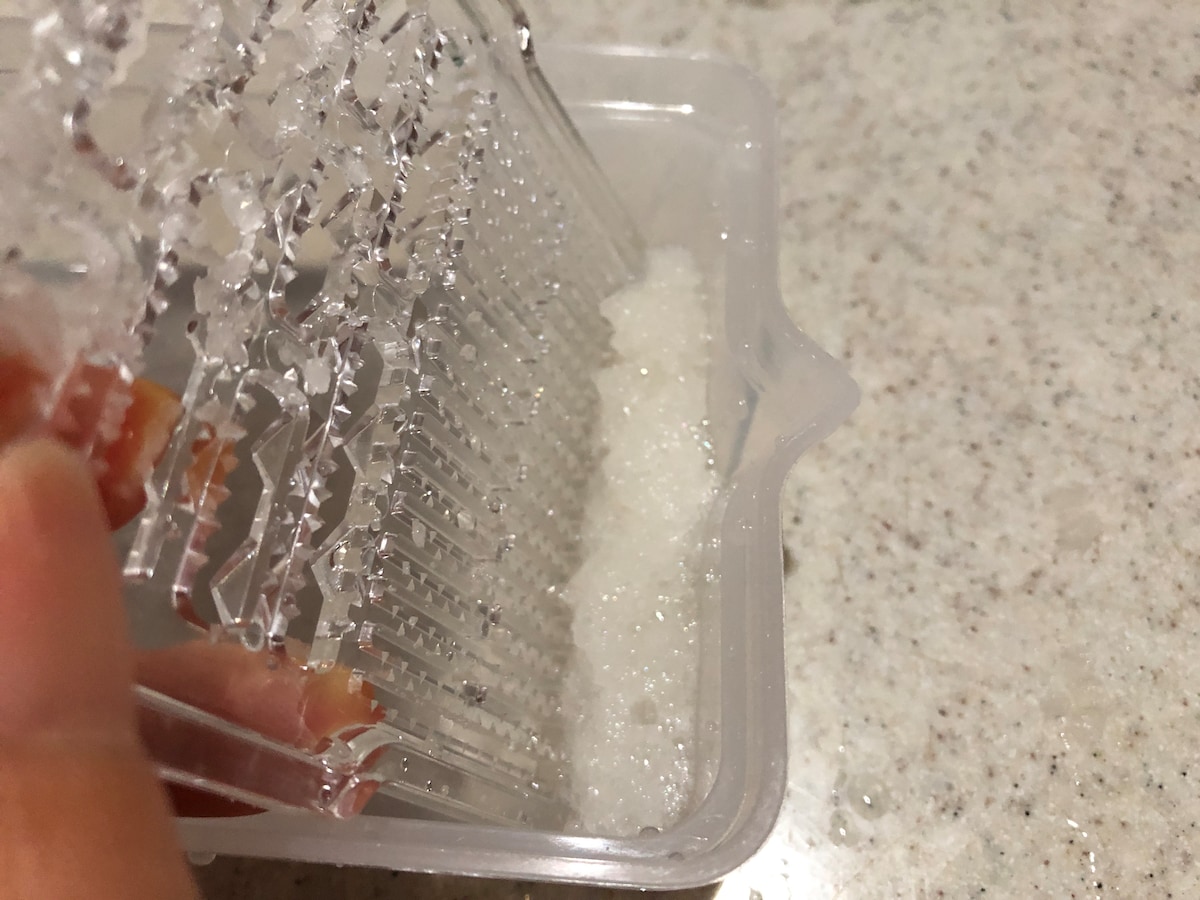 ダイソーの「しぼれるおろし器」はおろし部分で水切りができる