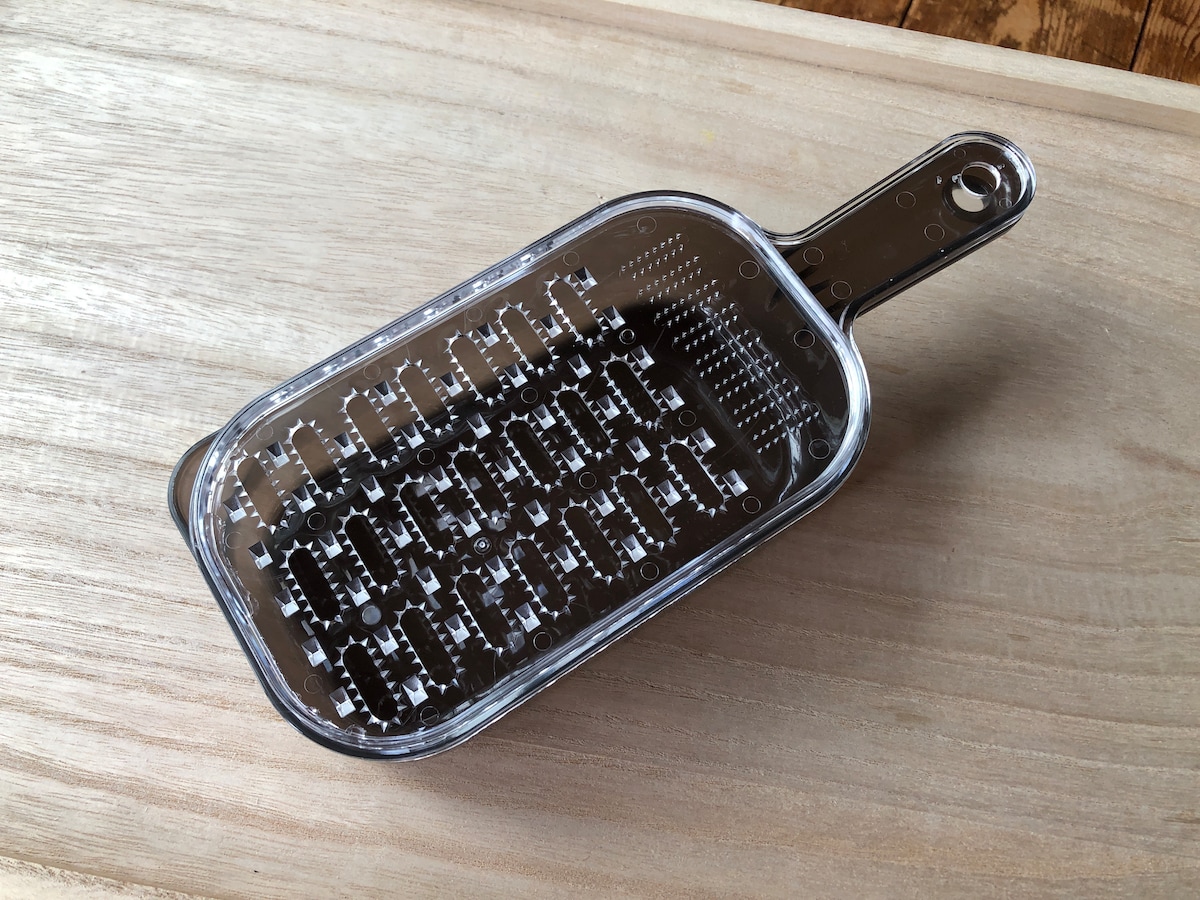 ダイソーの「ハンドル付両面おろし器」